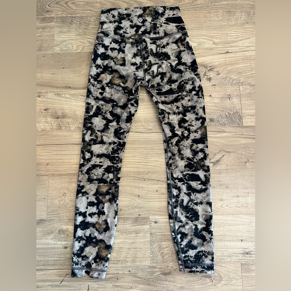 Lululemon 25’ align leggings size 4, perfect condition & hardly worn!